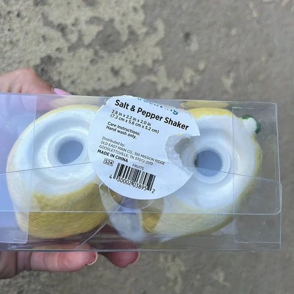 New lemon salt and pepper shakers - Picture 3 of 10